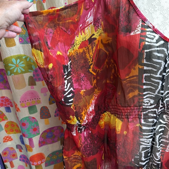 Monroe & Main Sheer Cover Up. Large - Picture 4 of 13